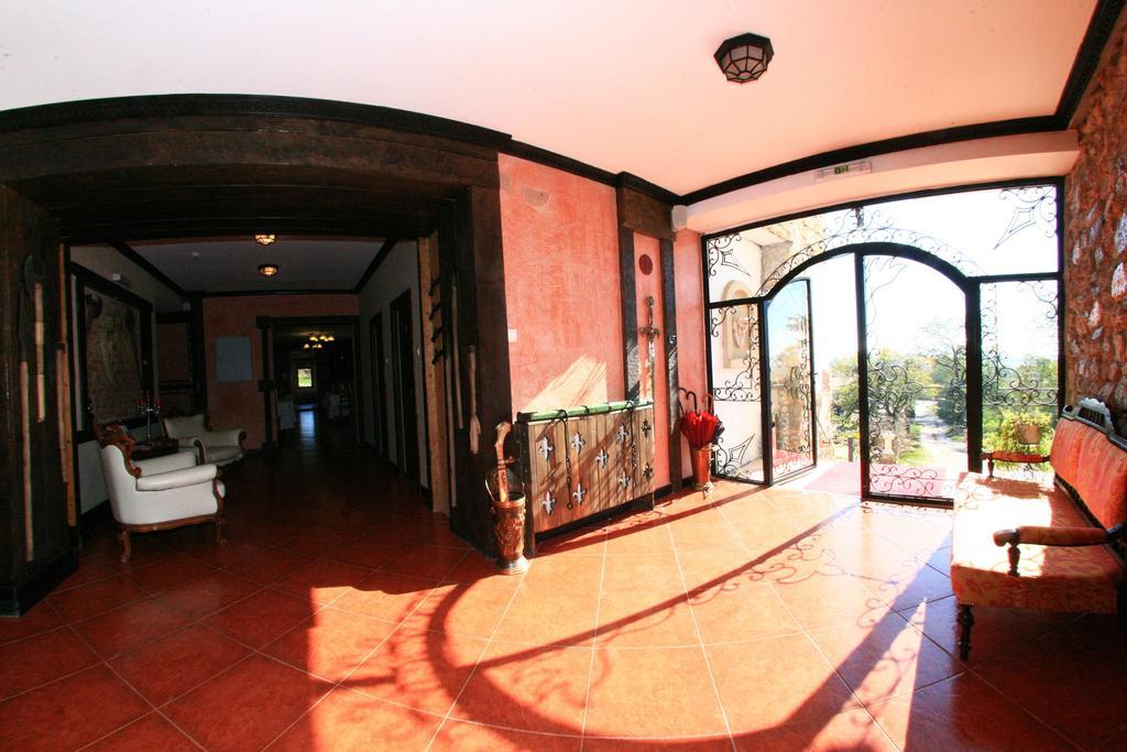 ホテルCastelul Lupilor Chimindia エクステリア 写真