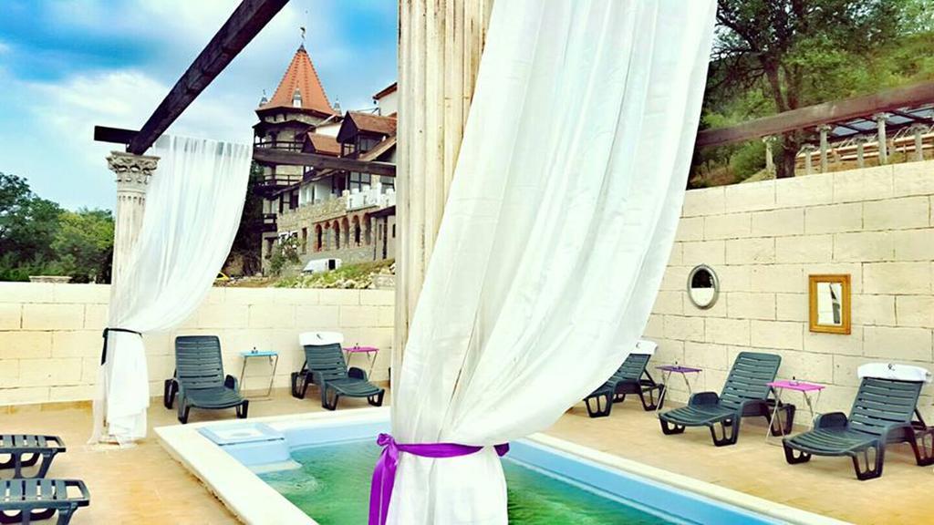 ホテルCastelul Lupilor Chimindia エクステリア 写真